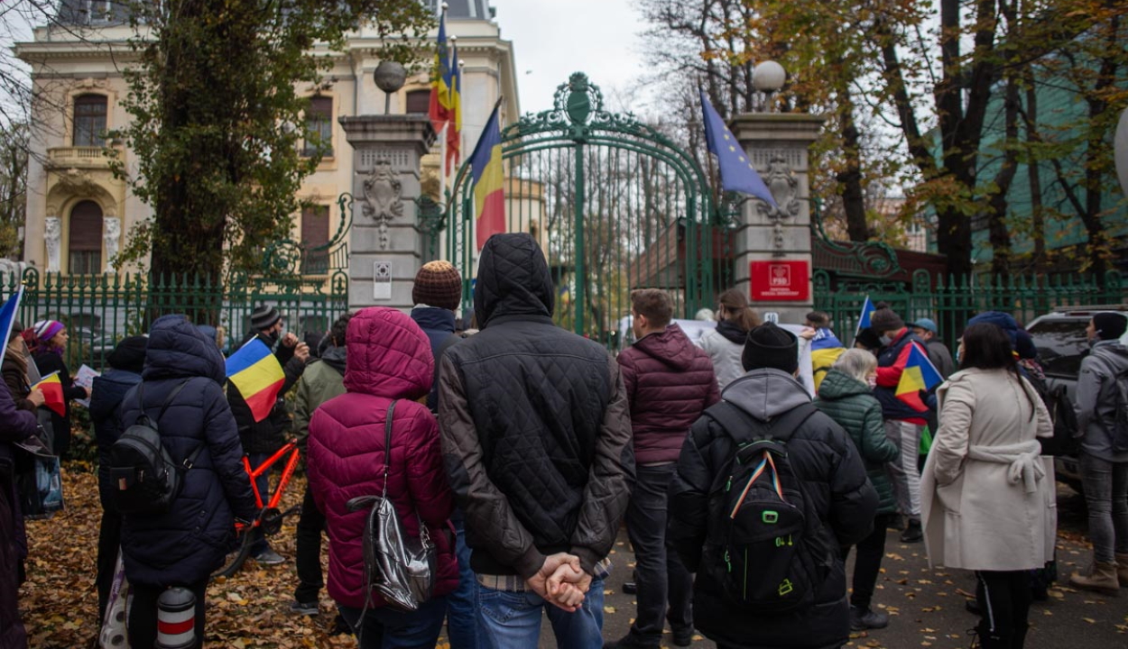 A Covid-igazolvány munkahelyi bevezetése elleni tüntetések zajlanak a pártszékházak előtt