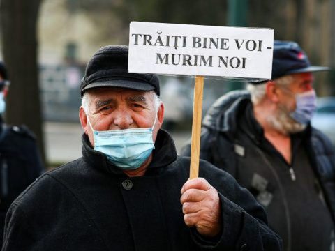 Az alacsony nyugdíjak és a Covid-igazolvány ellen tüntet néhány tucat nyugdíjas Bukarestben