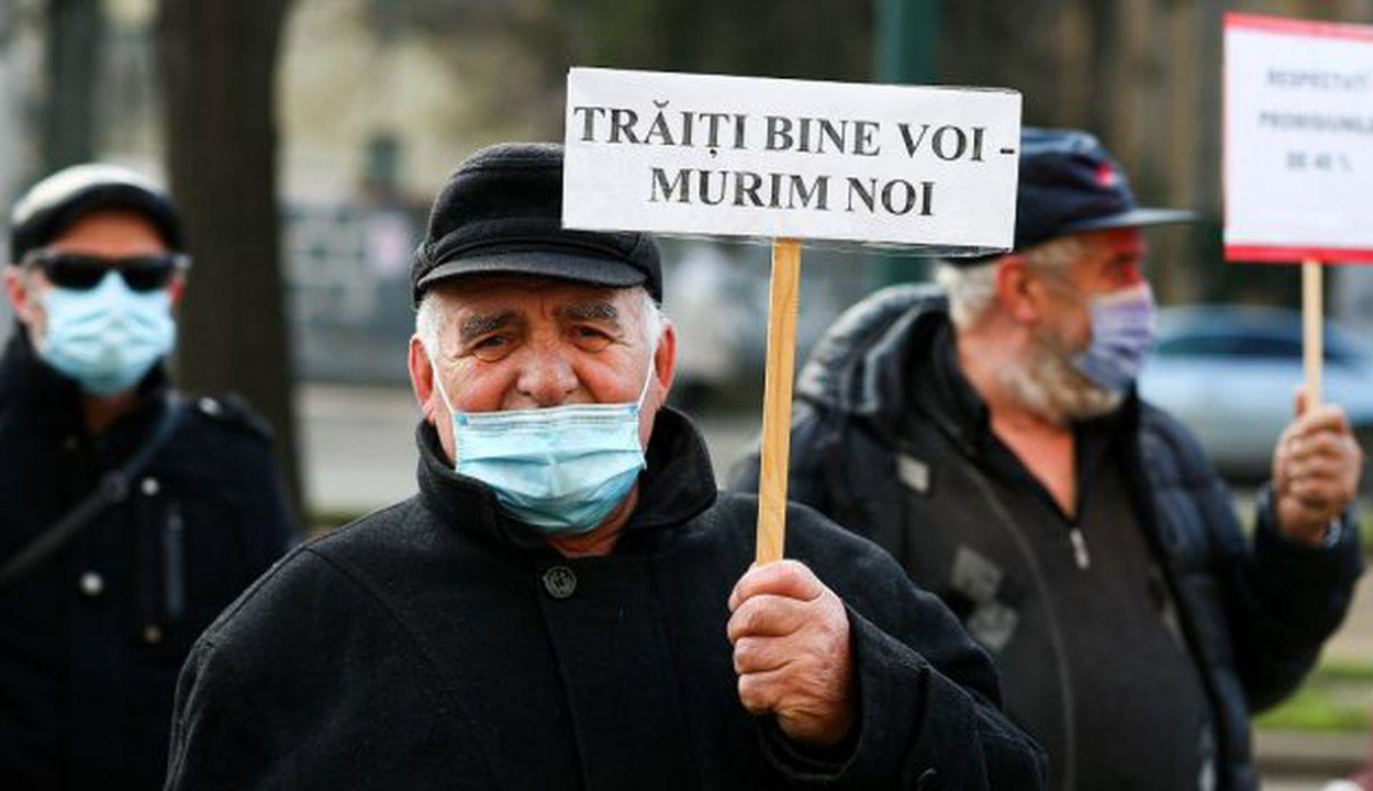 Az alacsony nyugdíjak és a Covid-igazolvány ellen tüntet néhány tucat nyugdíjas Bukarestben