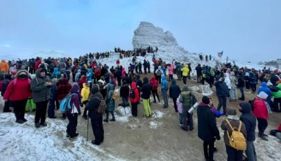 Több ezer turista várta a Szfinxnél az „energiapiramis” megjelenését