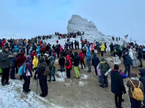 Több ezer turista várta a Szfinxnél az „energiapiramis” megjelenését