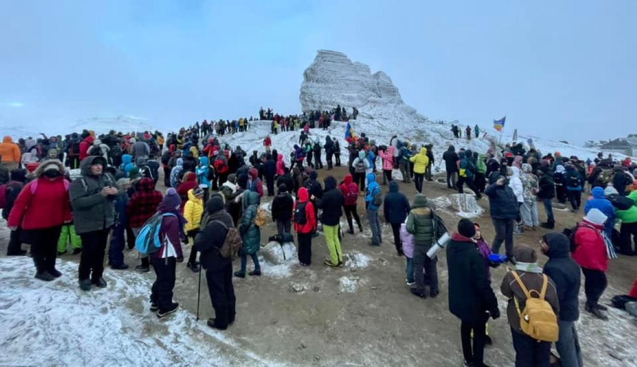 Több ezer turista várta a Szfinxnél az “energiapiramis” megjelenését