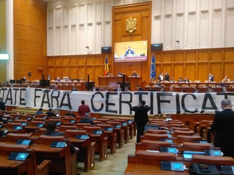 A Covid-igazolványról szóló tervezet ellen tiltakozott az AUR a parlamentben