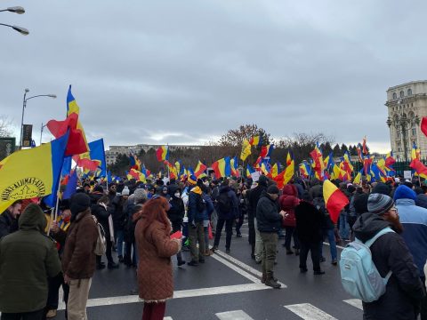 FRISSÍTVE: AUR-os törvényhozók és számos szimpatizánsuk tüntet kedden a parlament előtt