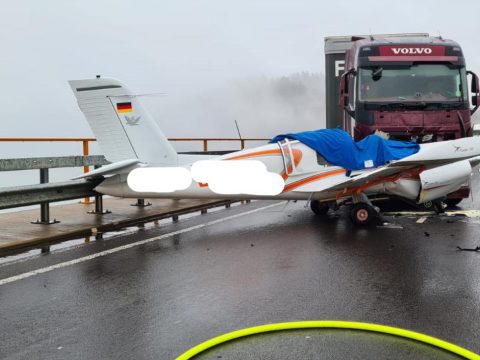 Repülőgéppel ütközött egy román kamionos egy németországi autópályán