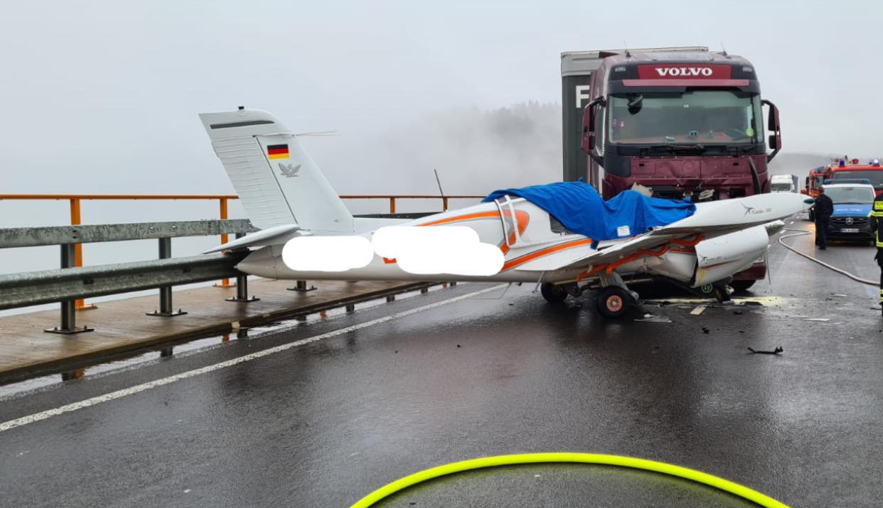 Repülőgéppel ütközött egy román kamionos egy németországi autópályán