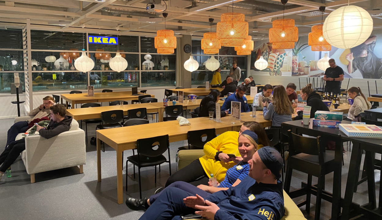 Akkora hóvihar volt Dániában, hogy több tucatnyian egy IKEA-ban éjszakáztak