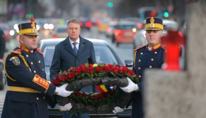 Iohannis államfő koszorút helyezett el az 1989-es forradalom áldozatainak emléket állító keresztnél