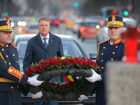 Iohannis államfő koszorút helyezett el az 1989-es forradalom áldozatainak emléket állító keresztnél