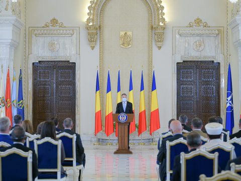 Iohannis az oltás fontosságát hangsúlyozta a nemzeti ünnep alkalmából tartott fogadáson