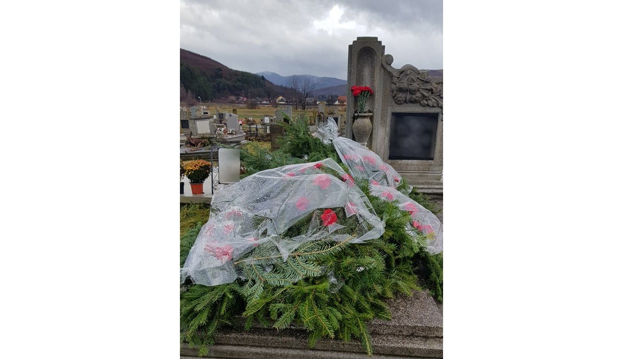 Koszorúkat loptak el a zágoni temetőből