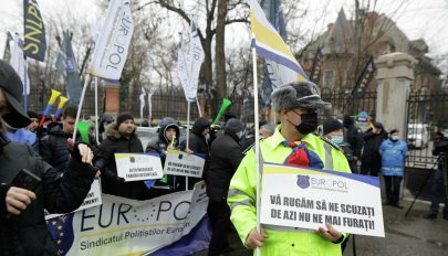 Több szakszervezet is tüntetést tart a parlamentnél