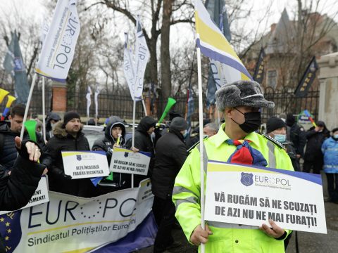 Több szakszervezet is tüntetést tart a parlamentnél