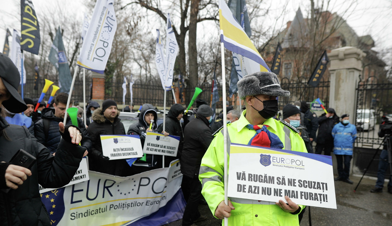 Több szakszervezet is tüntetést tart a parlamentnél