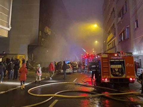 Nyolc személy megsérült, 250 embert kellett kimenekíteni, 36 autó összeégett egy konstancai tűzben