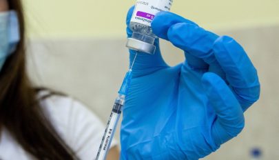 Több mint 8 millió személyt oltottak be a COVID-19 elleni vakcina legalább első dózisával