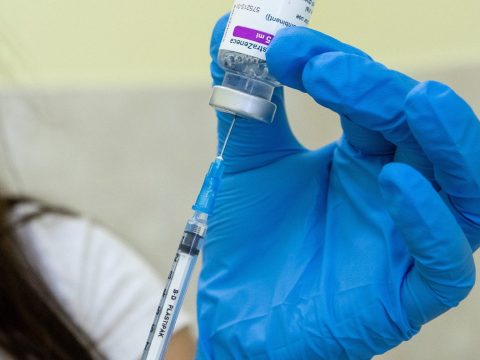 A 60 év felettiek és az egészségügyisek megkaphatják a védőoltás negyedik adagját Izraelben