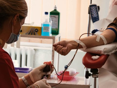 Rafila: eddig 15 ezren adtak vért az ukrán sérülteknek