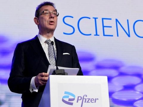 A Pfizer igazgatója szerint az ötödik hullám lehet az utolsó, amikor korlátozásokra van szükség