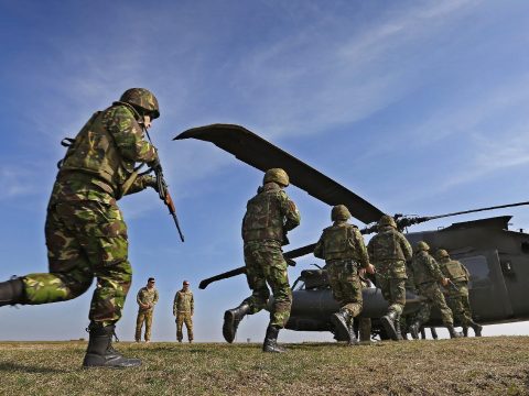 Védelmi miniszter: már több mint 100 amerikai katona érkezett Romániába