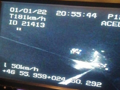 Forgalommal szemben, 181 km/h sebességgel, jogosítvány nélkül vezetett egy fiatalember