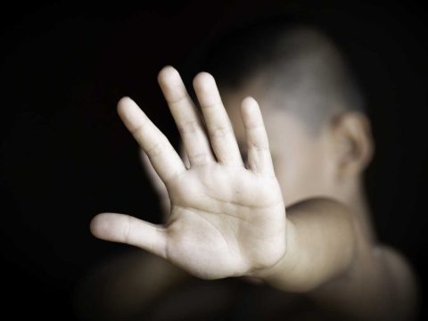 Többször is megerőszakolta hároméves kisfiát egy brassói nő