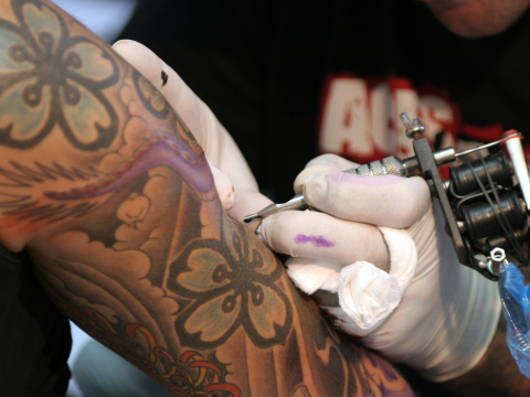 Az EU négyezer, tetoválófestékekben használt anyagot tiltott be