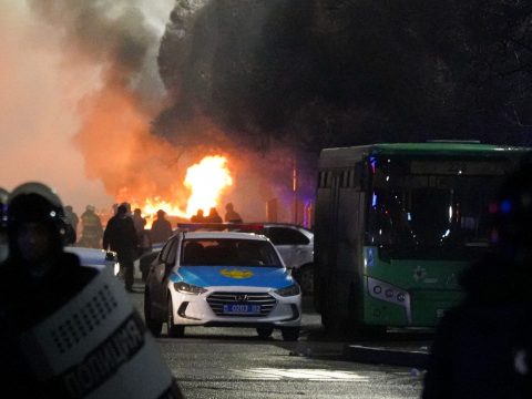 Káosz Kazahsztánban: halálos áldozatokkal járó összecsapások, leállt az internet, bezártak a bankok