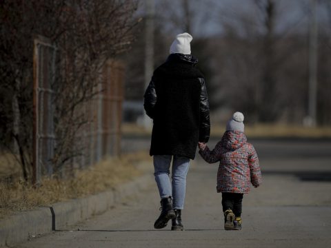 Szakpszichológus: életkoruknak megfelelően kell a gyerekekkel beszélni a háborúról