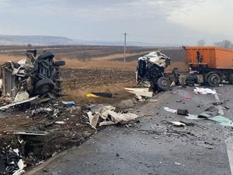 FRISSÍTVE: Teherautó, mentő és furgon ütközött: heten meghaltak
