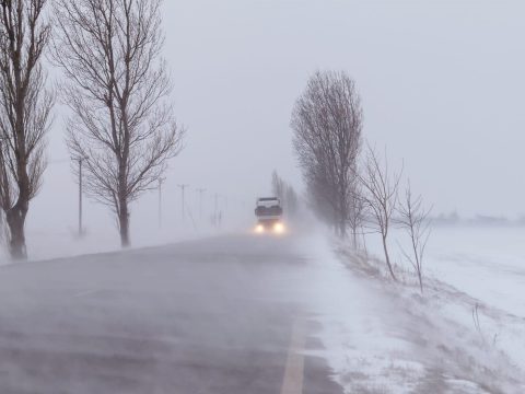 12 megye hegyvidéki térségére narancssárga, 14 megyére sárga riasztást adtak ki hóviharok miatt