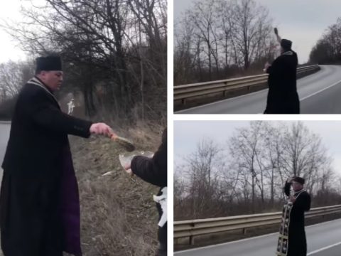 Megszentelt egy halálkanyart egy Bákó megyei pap