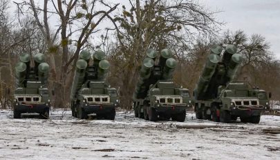 Oroszország visszavonja csapatai egy részét az ukrán határ mellől