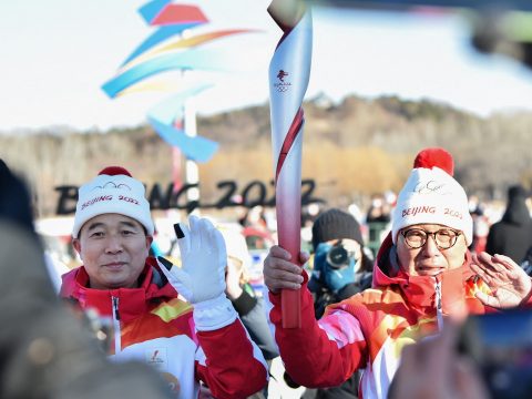 Peking 2022: elindult az olimpiai fáklyafutás, robotok is váltanak