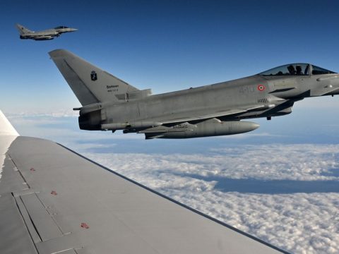 Franciaország és Belgium katonákat, Olaszország vadászgépeket küld Romániába