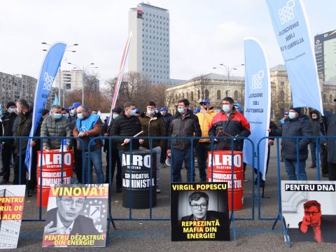 A kormány székháza előtt tüntettek a magas energiaárak miatt az alumíniumipari szakszervezetek