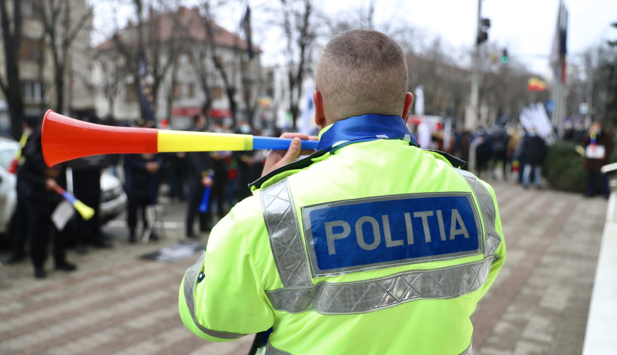 Sztrájkőrséget tartanak a pénzügyi tárca előtt a rendőrök és börtönőrök szakszervezetei