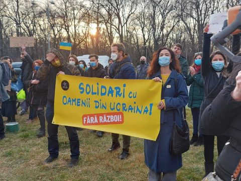 Több százan tüntettek a bukaresti ukrán nagykövetség épülete előtt