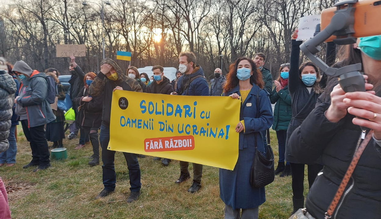 Több százan tüntettek a bukaresti ukrán nagykövetség épülete előtt