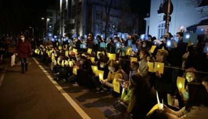 Több tucatnyian gyűltek össze csütörtök este a bukaresti ukrán nagykövetség előtt