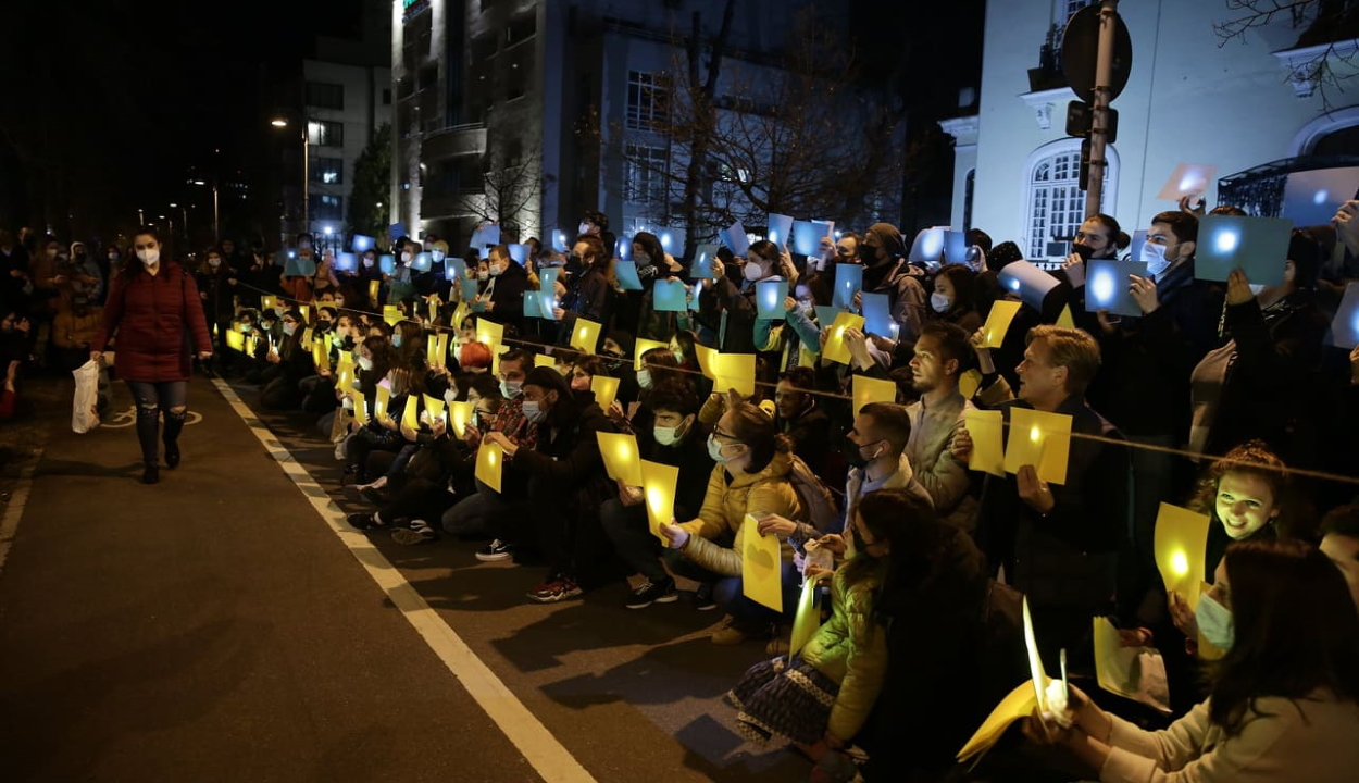 Több tucatnyian gyűltek össze csütörtök este a bukaresti ukrán nagykövetség előtt