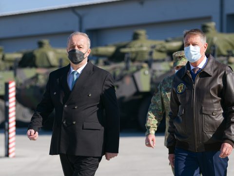 Iohannis felkérte a NATO-tagállamokat, hogy saját haderőkkel csatlakozzanak a multinacionális struktúrákhoz
