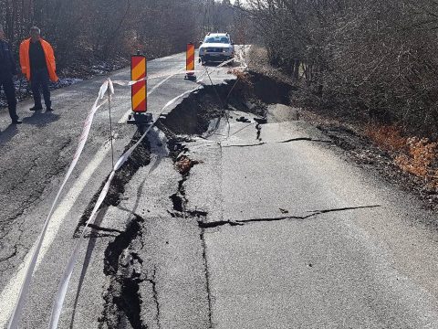 Beszakadás a 131-es úton