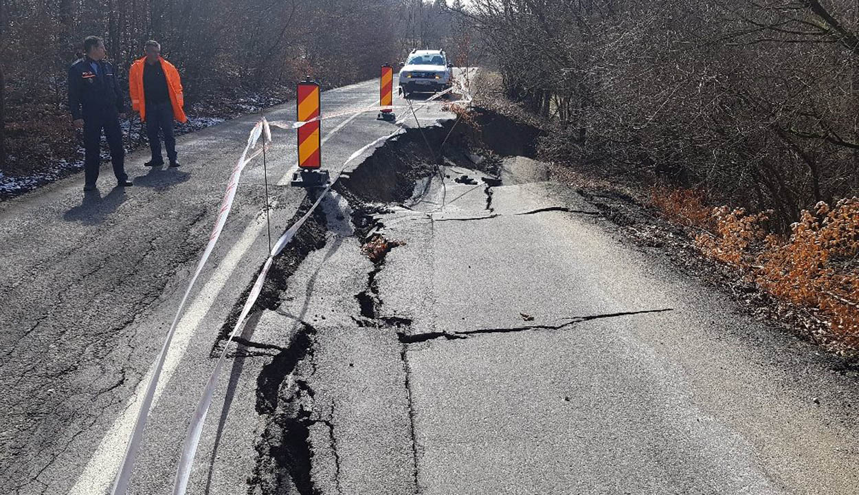 Beszakadás a 131-es úton