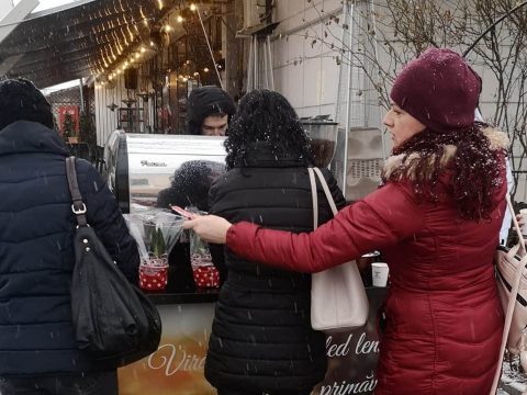 Kávé és virág a főtér sarkán