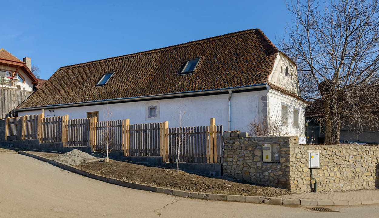 Műemlékeink története négy nyelven