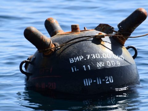 Román katonai szakértők szerint az oroszok engedték el a Fekete-tengeren sodródó ukrán aknákat