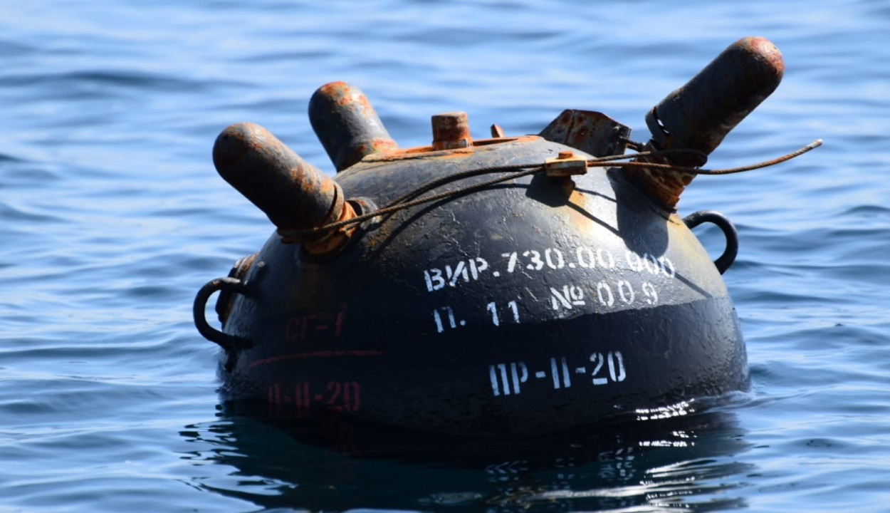Román katonai szakértők szerint az oroszok engedték el a Fekete-tengeren sodródó ukrán aknákat