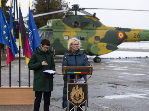 Német védelmi miniszter Romániában: Putyint meglepte a NATO és az EU egysége