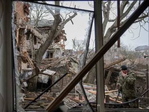 Négy ukrán városnál humanitárius folyosó megnyitását ígérte az orosz haderő